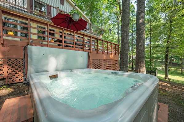 Outdoor spa tub