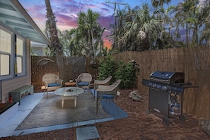 Outdoor Lounge Area, Outdoor Grill