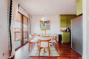 Gather around! Spacious dining area for six—perfect for meals and memories.