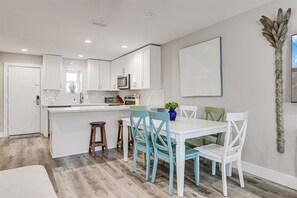 Open Kitchen w/ Dining Table