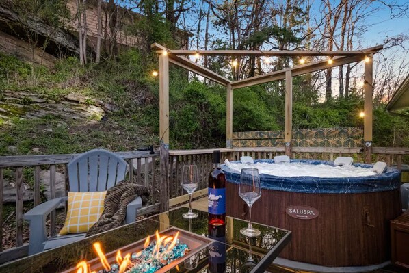 Outdoor spa tub