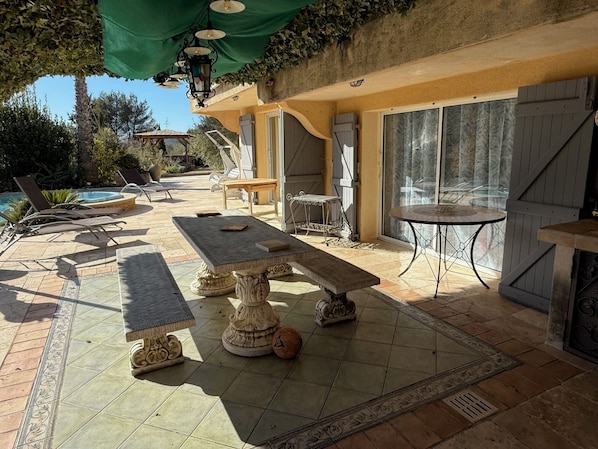Outdoor dining