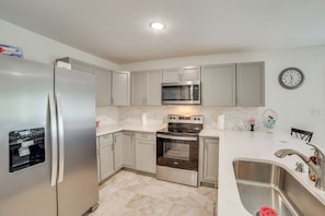 Kitchen | Single-Story Home | Free WiFi | Central A/C & Heating