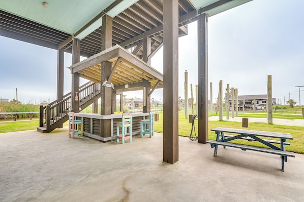 Gilchrist Vacation Rental | 4BR | 2.5BA | 1,600 Sq Ft | Stairs Requried