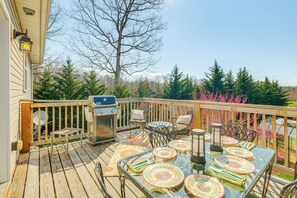 Furnished Deck | Fenced Backyard | Pasture Views