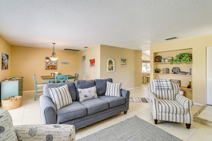 Family Room | Dining Table | Smart TV