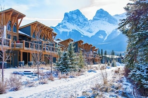 Welcome to White Spruce Lodge—your luxury mountain retreat nestled in Canmore’s scenic Spring Creek Village.