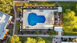 This quiet community features a resort-style pool perfect for lounging, sunbathing, or a refreshing afternoon dip after exploring Scottsdale's trails and attractions.
