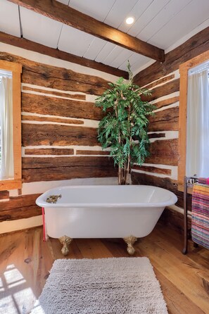 Clawfoot tub