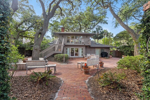 HOST & HOME presents… 18 East Beach Lagoon!