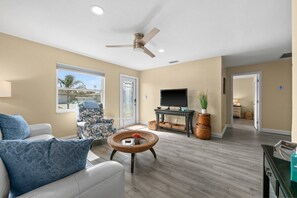 Living Room w Smart TV