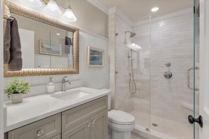 Renovated Unit on Top Floor with Gorgeous Ocean Views (3175)