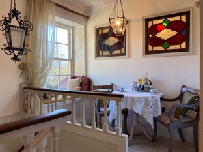 Mezzanine area overlooking Woodlands for scrumptious locally sourced breakfasts included in the price. Yea and coffee making facilities.