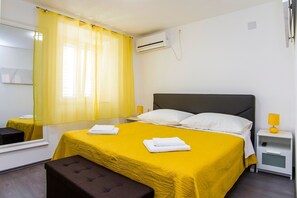 Schlafzimmer 1