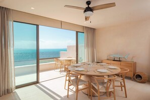 Comedor para 6 personas con vista y acceso a la alberca