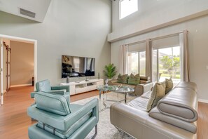 Living Room | 1st Floor | Smart TV | Free WiFi