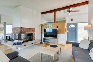 Living Room | Smart TV | Free WiFi | Central A/C & Electric Heating
