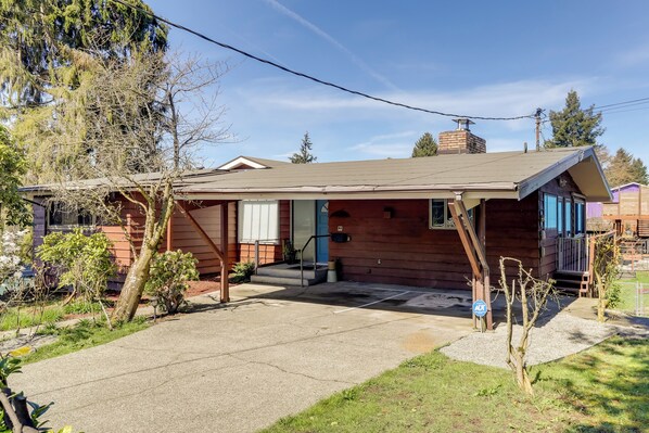 Seattle Vacation Rental | 3BR | 2BA | 1,600 Sq Ft | 2 Steps to Enter