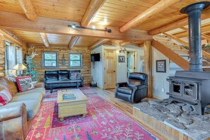 Living Room | Free WiFi | Central Heating & A/C | Smart TV | 1st Floor
