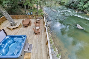 Hot tub right by the Cartecay River perfect place to soak your worries away