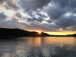 Perfect Cabin To Bring Your Boat and Enjoy Carters Lake- 2 Minutes Drive To The Boat Ramp