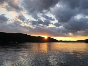 Perfect Cabin To Bring Your Boat and Enjoy Carters Lake- 2 Minutes Drive To The Boat Ramp