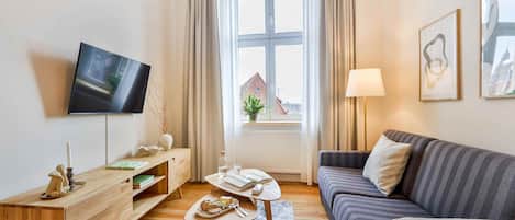 Wohnzimmer mit Couch, Smart TV