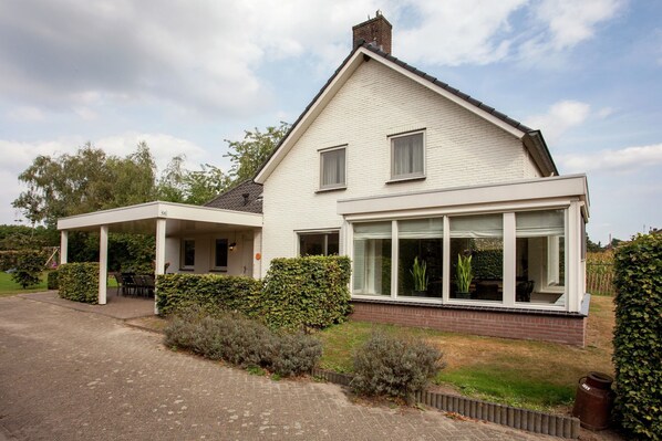 Außenseite Ferienhaus [Sommer]