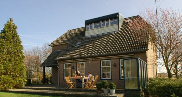 Außenseite Ferienhaus [Sommer]