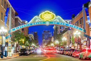 Downtown SD's dining, entertainment, shopping, and Petco Park under 2 mi away