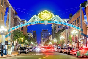 Downtown SD's dining, entertainment, shopping, and Petco Park under 2 mi away