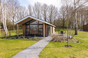 Stugans exteriör [sommar]