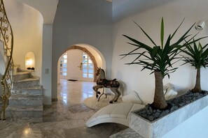 Entrance / Reception