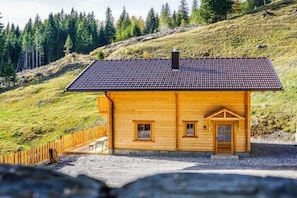 Stugans exteriör [sommar]