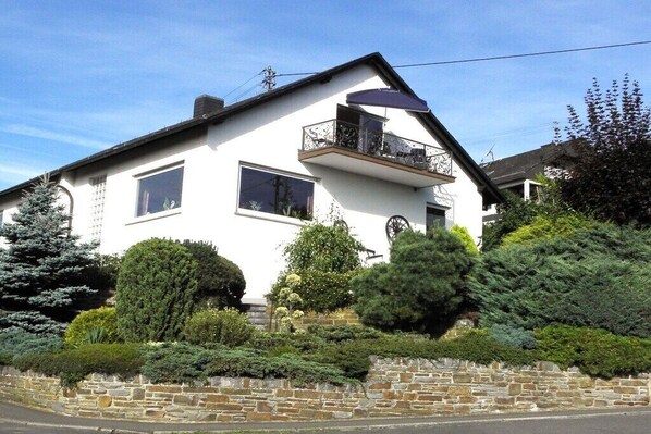 Außenseite Ferienhaus [Sommer]