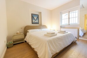 This bedroom features a king-size bed (1,80 x 2,00m), a closet with a safe deposit box, and a full-length mirror.