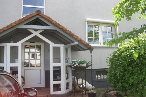 Außenseite Ferienhaus [Sommer]