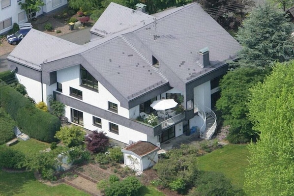 Außenseite Ferienhaus [Sommer]