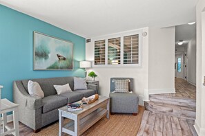 This bright and cozy end-unit is sure to delight with stylish and comfy furniture and a sofa sleeper and smart tv for entertaining. Spend you days in this condo enjoying the million dollar views.