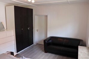 Schlafzimmer mit Klappcouch...