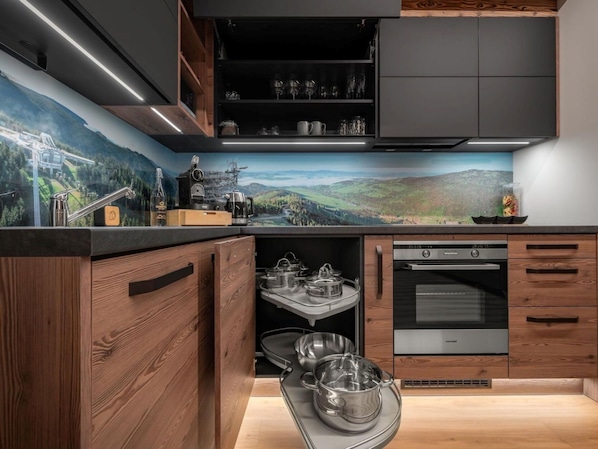 Küche, Küchengerät, Countertop, Haushaltsgerät, Cabinetry, Holzbeize, Major Appliance, Hartholz, Holzboden, Zimmerpflanze