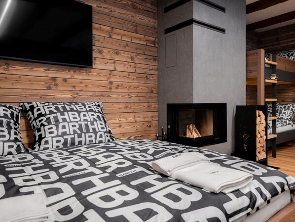 Schlafzimmer, Bett, Bedding, Bettdecke, Holz, Möbel, Interior Design, Flooring, Dekokissen, Fussboden