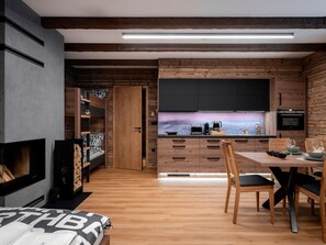 Möbel, Flooring, Interior Design, Holz, Küche, Fussboden, Holzboden, Haushaltsgerät, Decke, Zuhause