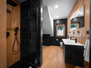 Flooring, Holz, Fussboden, Interior Design, Armatur, Badezimmer, Fliese, Installation, Decke, Zimmer