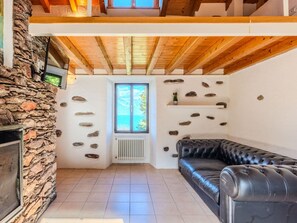 Meubles, Design Intérieur, Sol, Bois, Plafond, Sol, Chaise, Table, Appartement, Éclairage