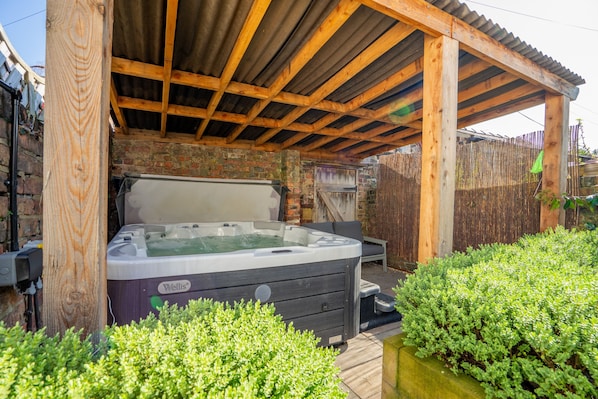 Outdoor spa tub