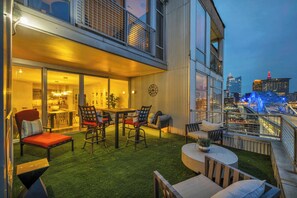 Enjoy a unique indoor-outdoor vibe with a fire-lit patio, game table, and vibrant seating — perfect for couples, solo travelers, or remote workers. Take in stunning views of the iconic Hope Memorial Bridge while you relax, play, or work in style.