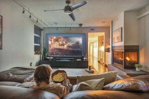 Who’s ready for a movie night? Big screen, warm fireplace, and all the chill vibes you need!