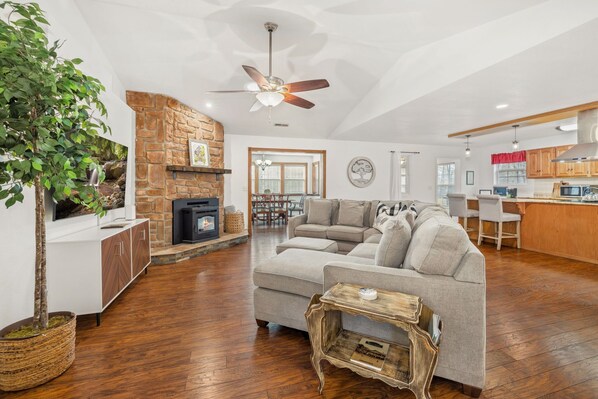 Welcome to Bella Villa - the perfect landing spot for anyone looking to experience NWA's natural beauty and golf courses!