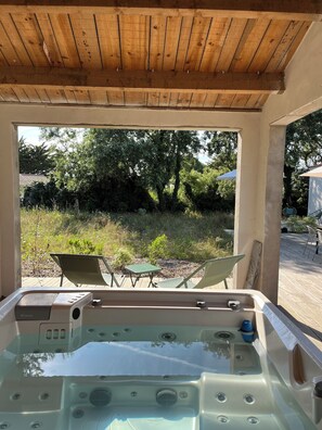Outdoor spa tub